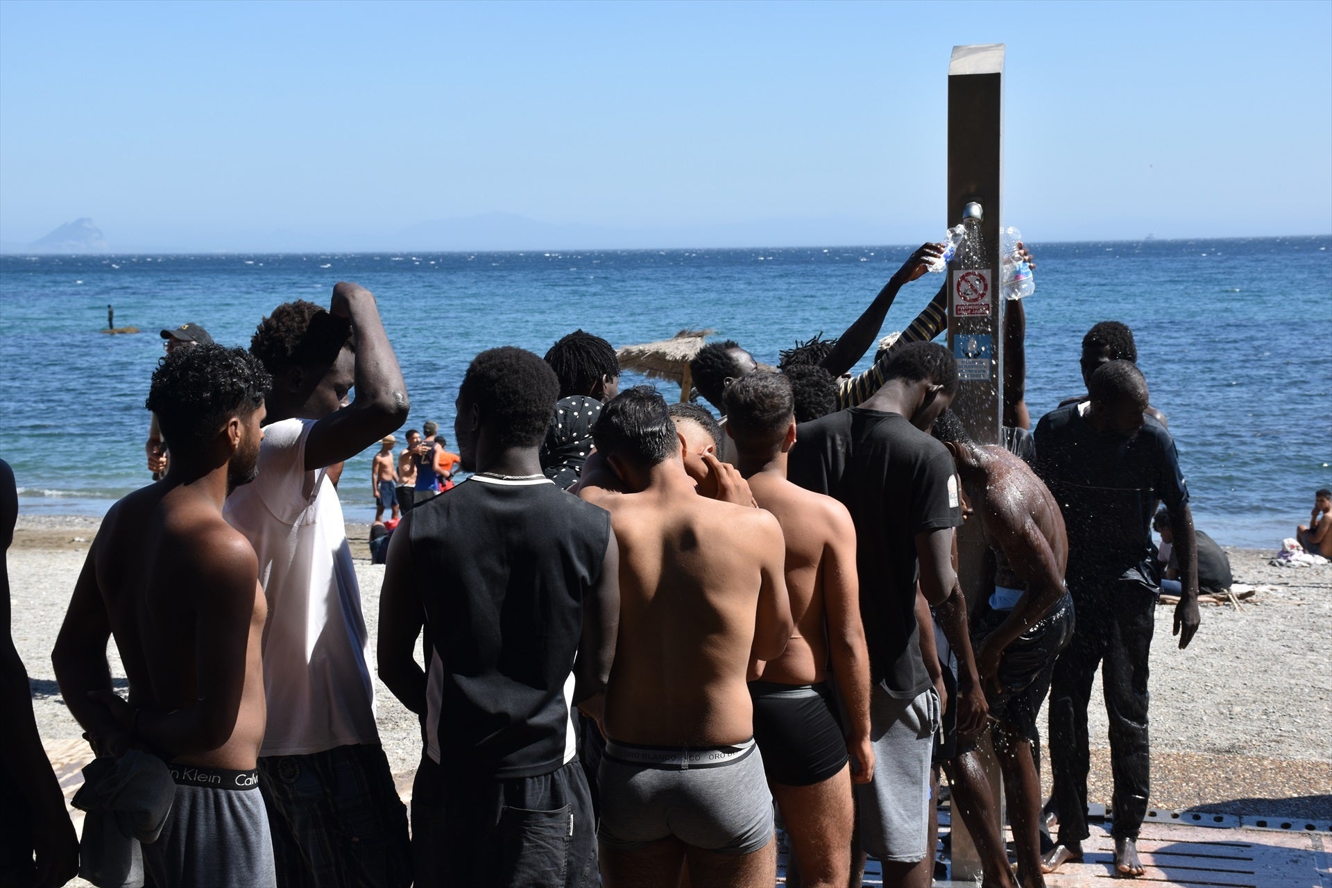 Varias personas se asean en la playa de El Trampolín (Ceuta) Varias personas se asean en la playa de El Trampolín (Ceuta)