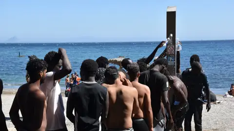 Varias personas se asean en la playa de El Trampolín (Ceuta) Varias personas se asean en la playa de El Trampolín (Ceuta)