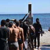 Varias personas se asean en la playa de El Trampolín (Ceuta)