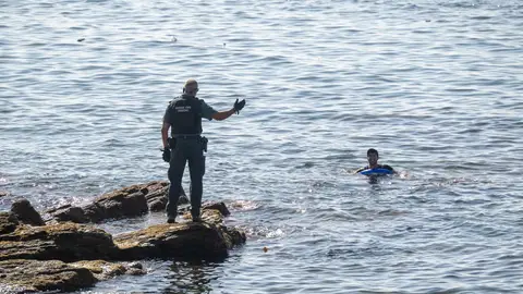Un guardia civil avisa a una persona que nada en el mar Un guardia civil avisa a una persona que nada en el mar/ Marcos Moreno / Europa Press