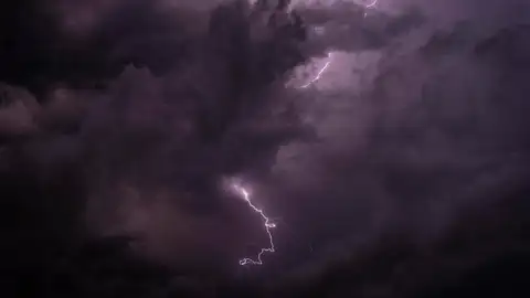 Un rayo cae sobre San Sebastián el pasado domingo durante una tormenta Un rayo cae sobre San Sebastián el pasado domingo durante una tormenta