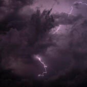 Un rayo cae sobre San Sebastián el pasado domingo durante una tormenta
