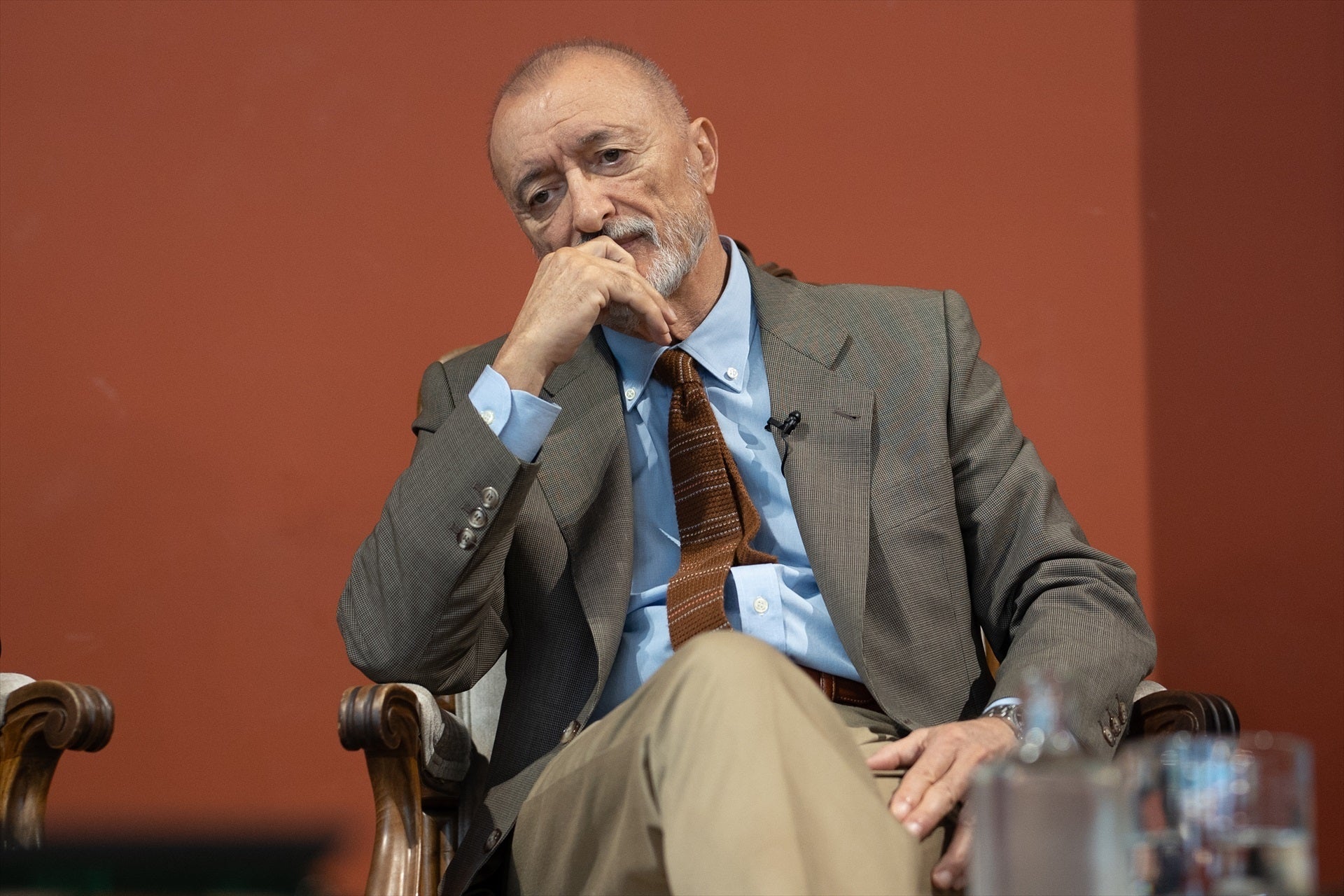 El escritor Arturo Pérez-Reverte, durante la presentación del monumento al Capitán Alatriste, en la Real Academia de la Lengua Española, a 14 de octubre de 2025, en Madrid (España). El escritor Arturo Pérez-Reverte, durante la presentación del monumento al Capitán Alatriste, en la Real Academia de la Lengua Española, a 14 de octubre de 2025, en Madrid (España).