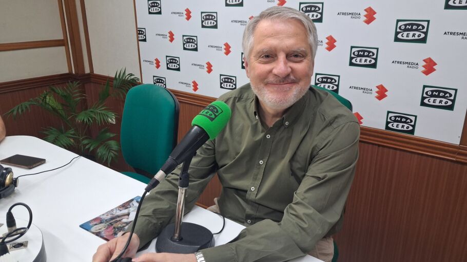 Francisco Ca&ntilde;izares en los estudios de Onda Cero