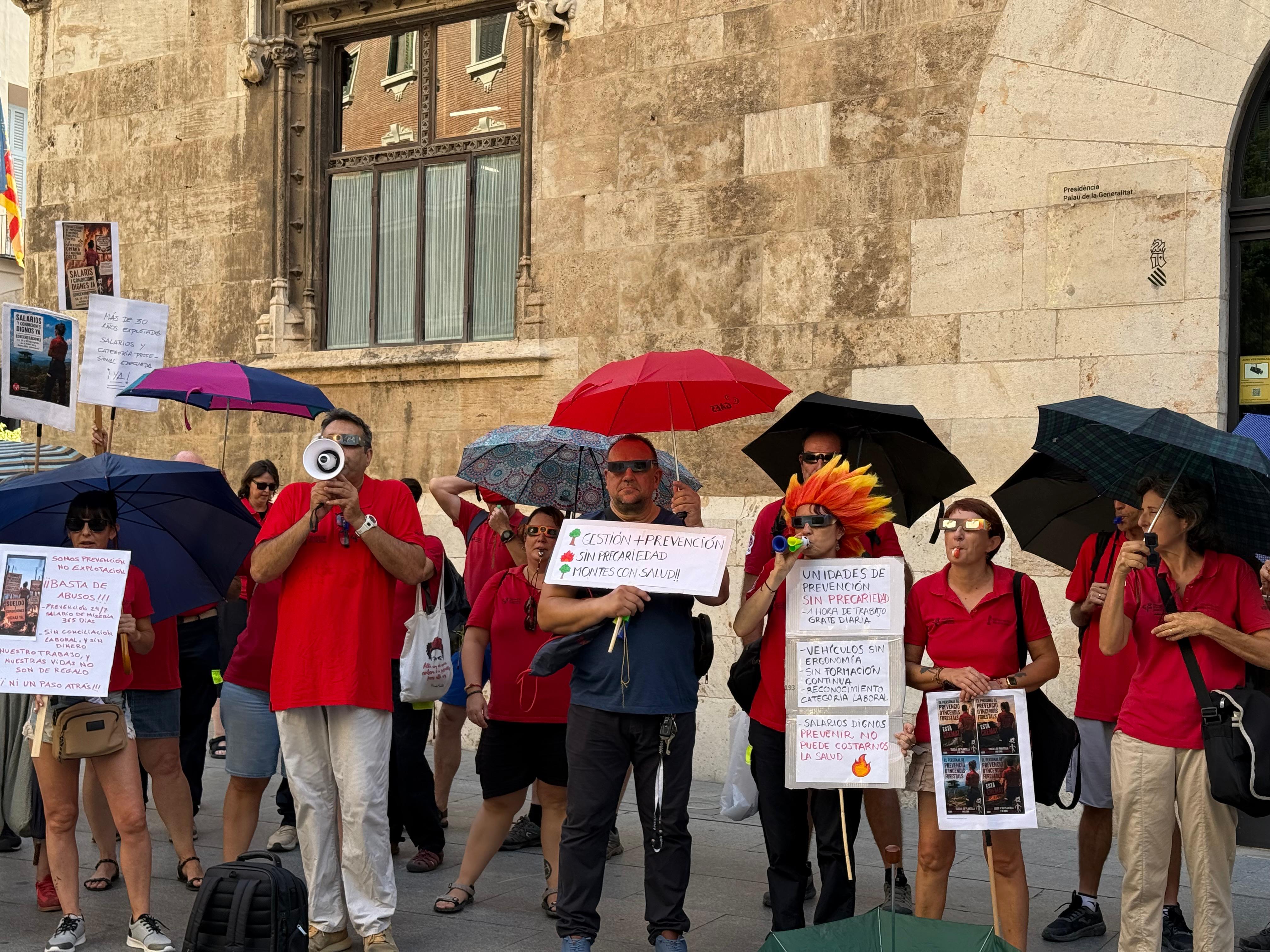 Los trabajadores de prevención de incendios frente al Palau de la Generalitat Los trabajadores de prevención de incendios frente al Palau de la Generalitat