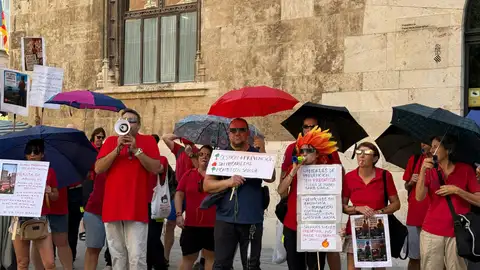 Los trabajadores de prevención de incendios frente al Palau de la Generalitat Los trabajadores de prevención de incendios frente al Palau de la Generalitat