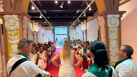 El Ayuntamiento recibe a los oscenses en la diáspora que vuelven para las fiestas El Ayuntamiento recibe a los oscenses en la diáspora que vuelven para las fiestas