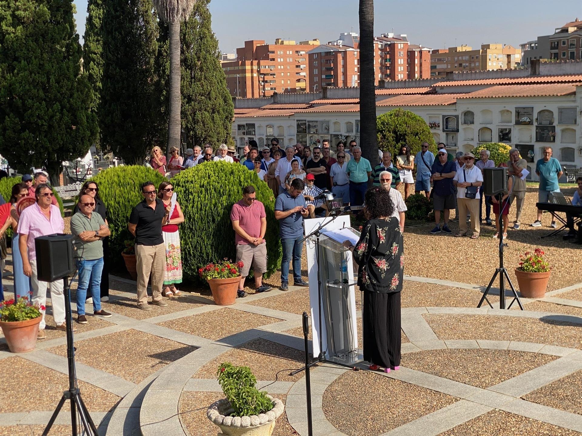 El PSOE conmemora el 90 aniversario de la Toma de Badajoz con dos homenajes a las víctimas El PSOE conmemora el 90 aniversario de la Toma de Badajoz con dos homenajes a las víctimas