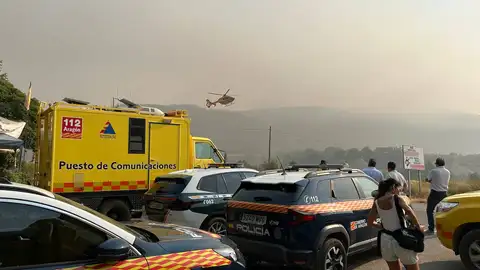Numerosos efectivos terrestres y aéreos trabajan para contener el incendio de Las Peñas de Riglos Numerosos efectivos terrestres y aéreos trabajan para contener el incendio de Las Peñas de Riglos