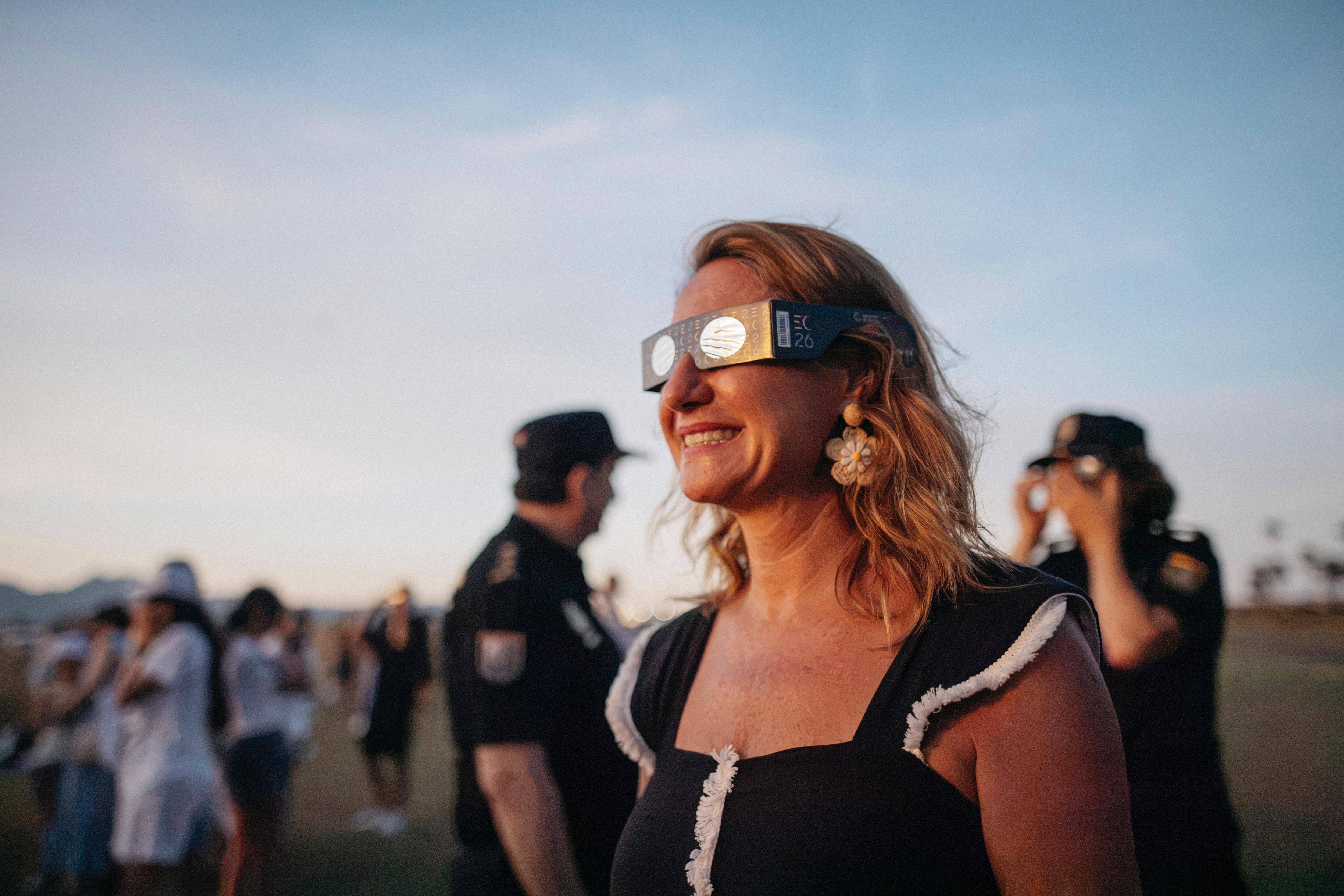 Más de 80.000 personas viven desde las playas de Castellón un eclipse histórico Más de 80.000 personas viven desde las playas de Castellón un eclipse histórico