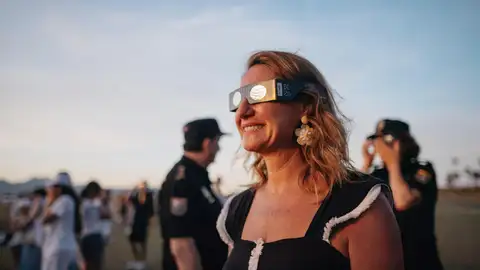 Más de 80.000 personas viven desde las playas de Castellón un eclipse histórico Más de 80.000 personas viven desde las playas de Castellón un eclipse histórico