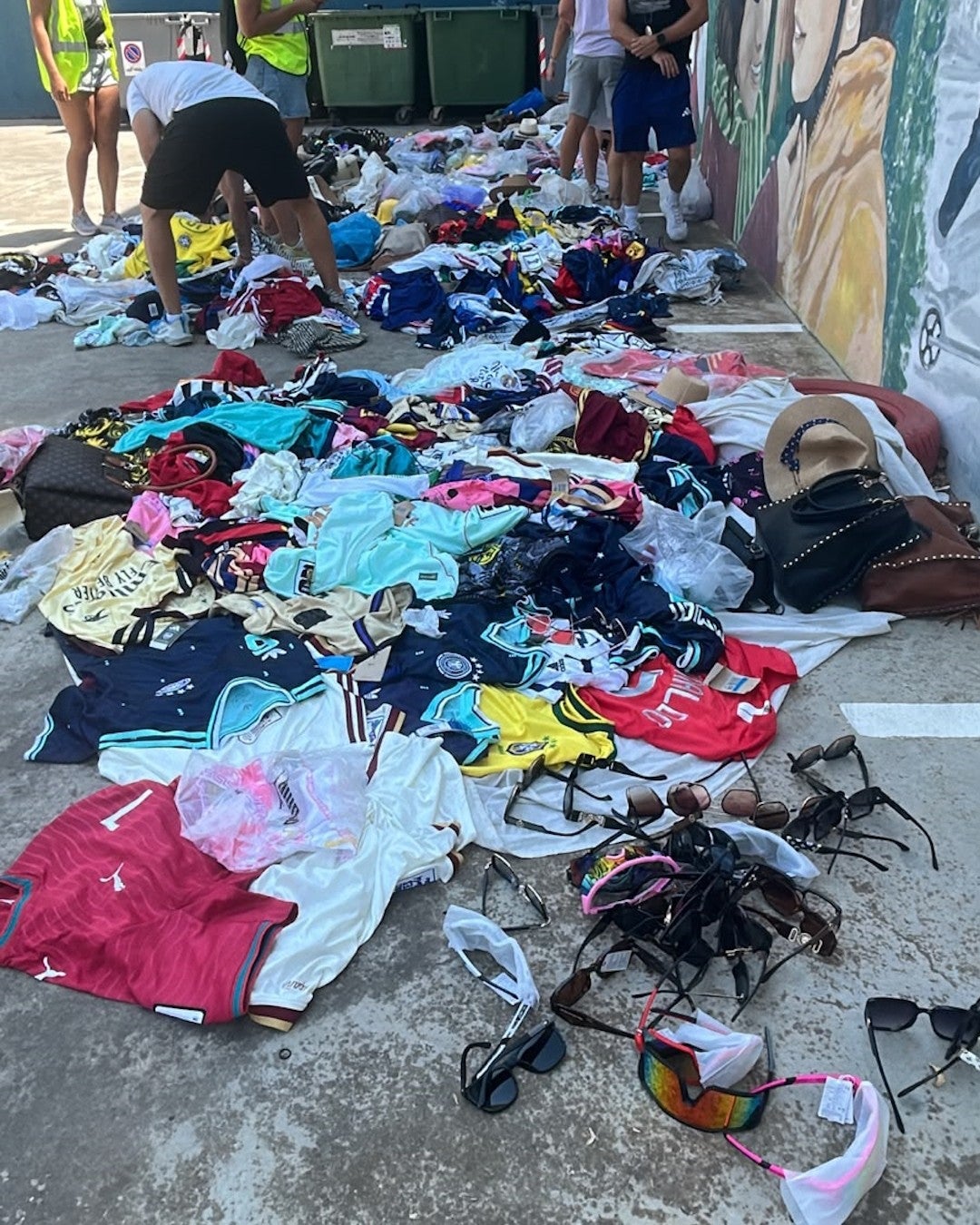 Intervenidos más de 3.000 objetos en un operativo contra la venta ambulante en el Parc de la Mar Intervenidos más de 3.000 objetos en un operativo contra la venta ambulante en el Parc de la Mar