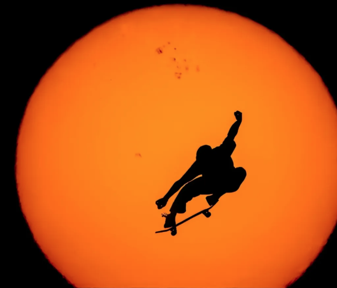 El skater Danny León haciendo un truco durante el eclipse El skater Danny León haciendo un truco durante el eclipse