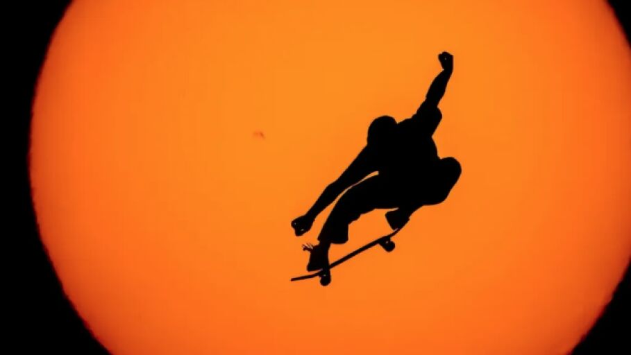 El skater Danny Le&oacute;n haciendo un truco durante el eclipse