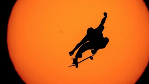 El skater Danny León haciendo un truco durante el eclipse