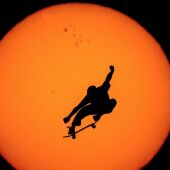 El skater Danny León haciendo un truco durante el eclipse