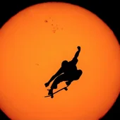 El skater Danny León haciendo un truco durante el eclipse El skater Danny León haciendo un truco durante el eclipse