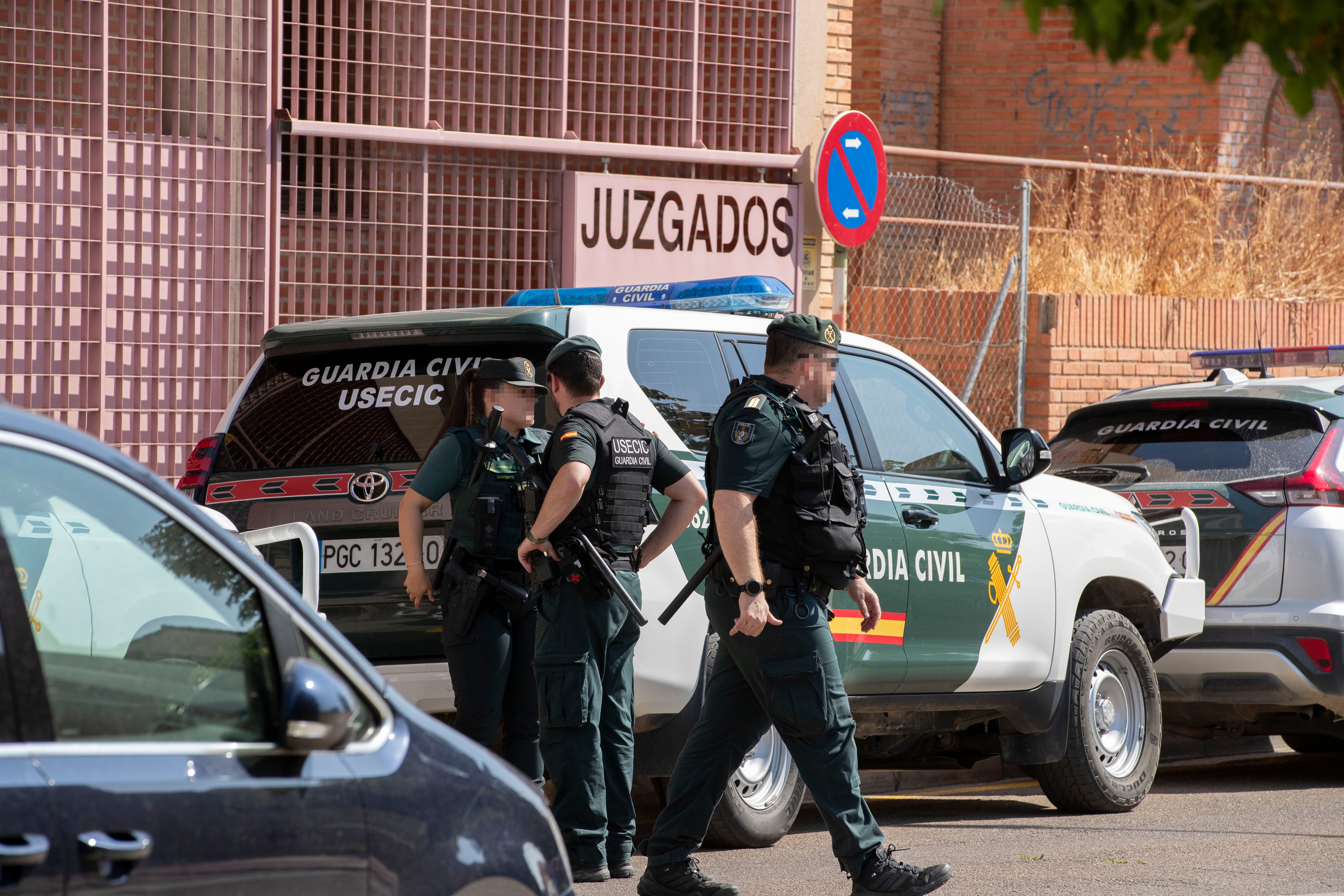 Vista de la entrada a los juzgados de Ejea de los Caballeros (Zaragoza) donde los dos detenidos por el homicidio de Javier Sánchez y su esposa, Esther Latorre, pasan a disposición judicial. Vista de la entrada a los juzgados de Ejea de los Caballeros (Zaragoza) donde los dos detenidos por el homicidio de Javier Sánchez y su esposa, Esther Latorre, pasan a disposición judicial.