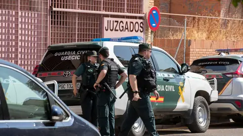 Vista de la entrada a los juzgados de Ejea de los Caballeros (Zaragoza) donde los dos detenidos por el homicidio de Javier Sánchez y su esposa, Esther Latorre, pasan a disposición judicial. Vista de la entrada a los juzgados de Ejea de los Caballeros (Zaragoza) donde los dos detenidos por el homicidio de Javier Sánchez y su esposa, Esther Latorre, pasan a disposición judicial.