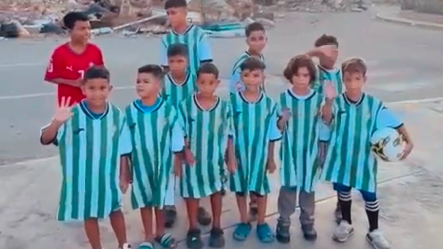Ni&ntilde;os venezolanos con las camisetas del C&oacute;rdoba
