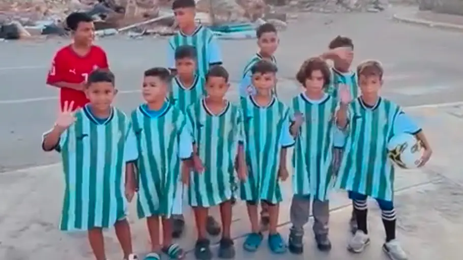 Niños venezolanos con las camisetas del Córdoba Niños venezolanos con las camisetas del Córdoba
