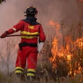 Efectivo de la UME combatiendo el incendio de Niebla.