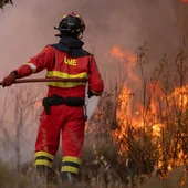 Efectivo de la UME combatiendo el incendio de Niebla. Efectivo de la UME combatiendo el incendio de Niebla.