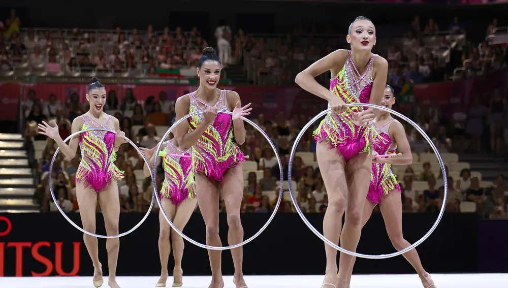 El equipo español de gimnasia rítmica compite con aros y mazas en el concurso completo de conjuntos en los Mundiales de Fráncfort El equipo español de gimnasia rítmica compite con aros y mazas en el concurso completo de conjuntos en los Mundiales de Fráncfort
