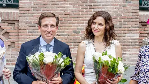 José Luis Martínez Almeida e Isabel Díaz Ayuso durante un acto con motivo de las Fiestas de la Paloma (Madrid) José Luis Martínez Almeida e Isabel Díaz Ayuso durante un acto con motivo de las Fiestas de la Paloma (Madrid)