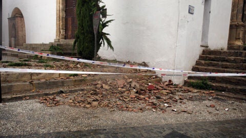 Destrozos en la tejado de la torre de la Iglesia de San Miguel el Bajo, en el Albaic&iacute;n