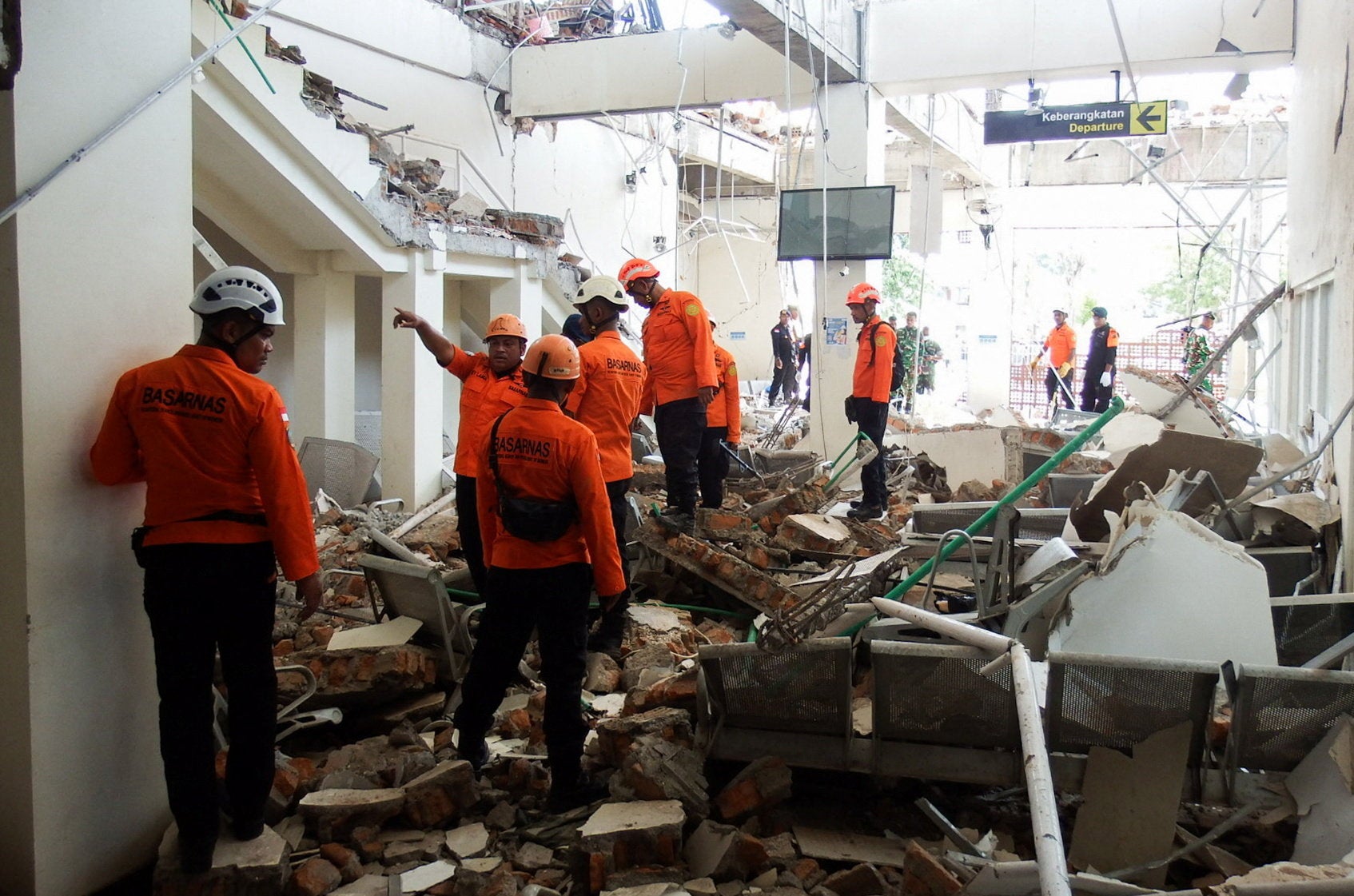 Al menos 47 muertos en un terremoto de magnitud 7,7 en Indonesia Al menos 47 muertos en un terremoto de magnitud 7,7 en Indonesia