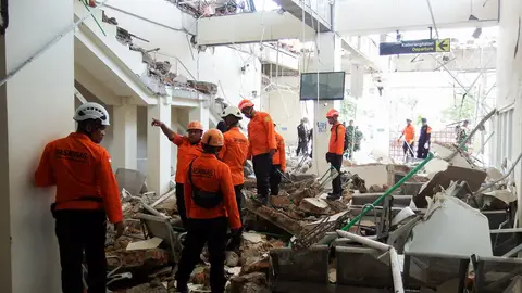 Los equipos de emergencia buscan supervivientes tras el terremoto en Indonesia Los equipos de emergencia buscan supervivientes tras el terremoto en Indonesia
