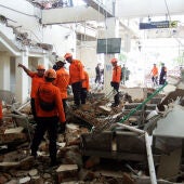 Los equipos de emergencia buscan supervivientes tras el terremoto en Indonesia