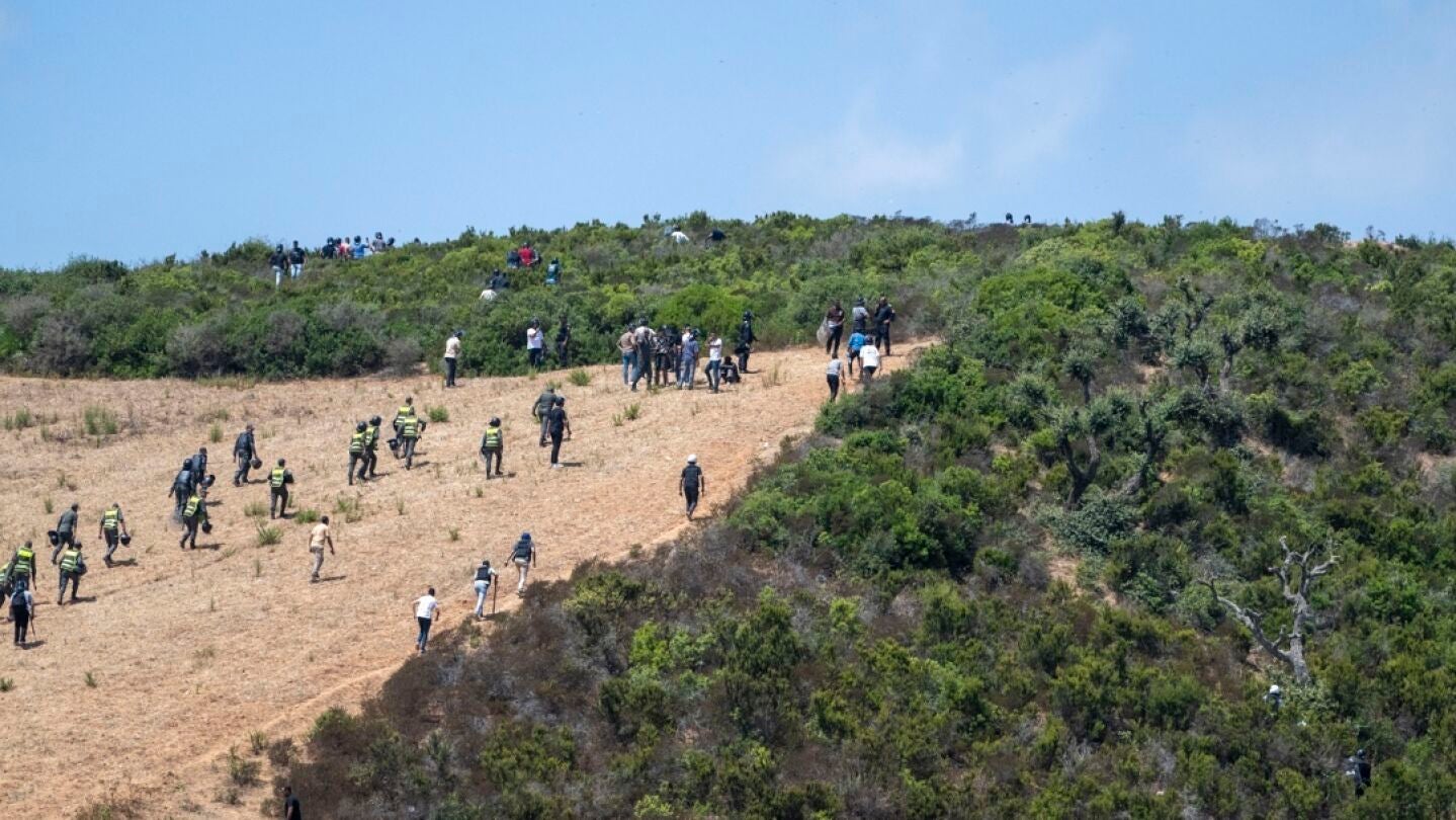 Marruecos intercepta a m&aacute;s de un centenar de migrantes que intentaban llegar a Ceuta y detiene a 61