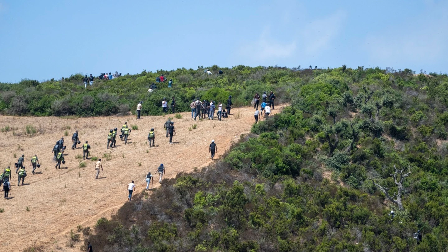 Marruecos intercepta a más de un centenar de migrantes que intentaban llegar a Ceuta y detiene a 61 Marruecos intercepta a más de un centenar de migrantes que intentaban llegar a Ceuta y detiene a 61