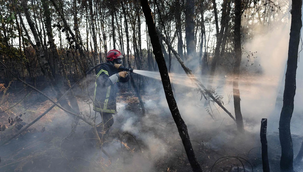 Bombero lucha contra el fuego en Francia Bombero lucha contra el fuego en Francia