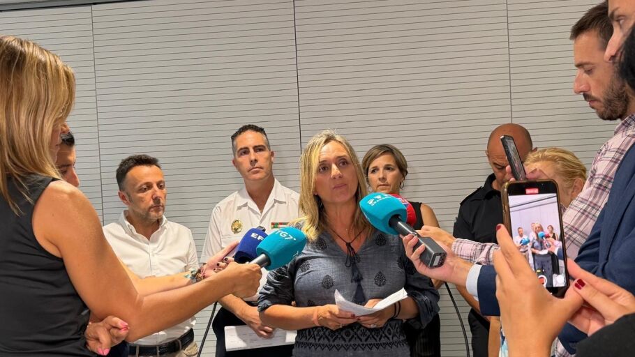 La alcaldesa de Granada, Marifr&aacute;n Carazo, atiende a los medios de comunicaci&oacute;n para informar de la repercusi&oacute;n del terremoto de magnitud 5 de este s&aacute;bado que ha hecho temblar a la capital y su &aacute;rea metropolitana.