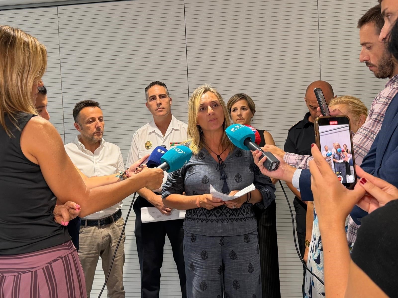 La alcaldesa de Granada, Marifrán Carazo, atiende a los medios de comunicación para informar de la repercusión del terremoto de magnitud 5 de este sábado que ha hecho temblar a la capital y su área metropolitana. La alcaldesa de Granada, Marifrán Carazo, atiende a los medios de comunicación para informar de la repercusión del terremoto de magnitud 5 de este sábado que ha hecho temblar a la capital y su área metropolitana.