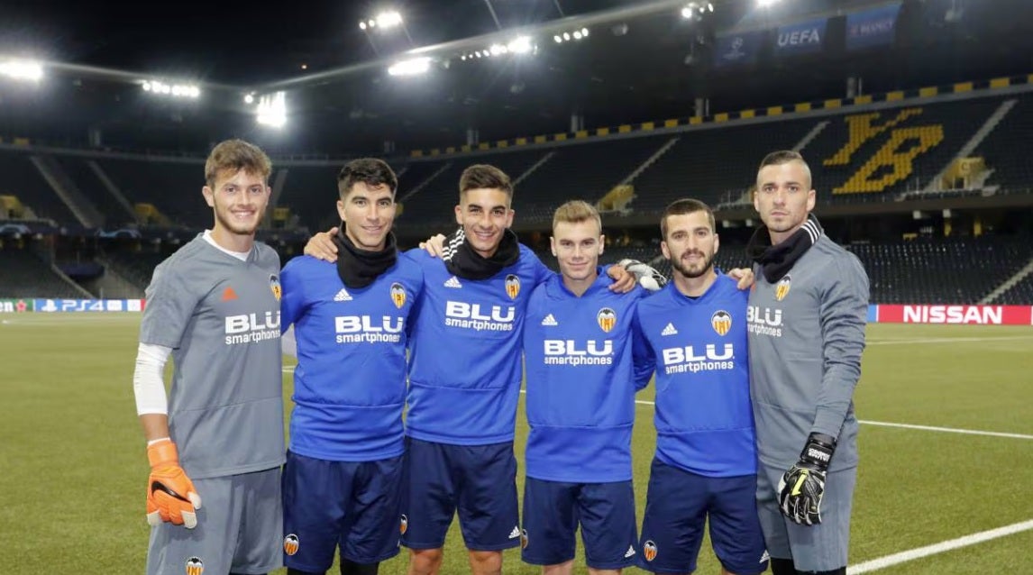 El cancerbero (primero por la izquierda) y el delantero (tercero en ese orden), durante un entrenamiento con el Valencia El cancerbero (primero por la izquierda) y el delantero (tercero en ese orden), durante un entrenamiento con el Valencia