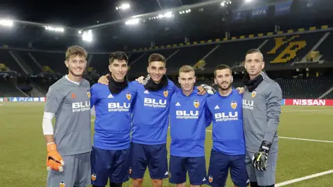 El cancerbero (primero por la izquierda) y el delantero (tercero en ese orden), durante un entrenamiento con el Valencia El cancerbero (primero por la izquierda) y el delantero (tercero en ese orden), durante un entrenamiento con el Valencia