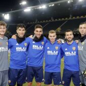 El cancerbero (primero por la izquierda) y el delantero (tercero en ese orden), durante un entrenamiento con el Valencia