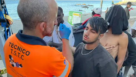 Imagen de archivo de un técnico de Cruz Roja de Ceuta realizando curas a personas migrantes en la playa del Trampolín Imagen de archivo de un técnico de Cruz Roja de Ceuta realizando curas a personas migrantes en la playa del Trampolín