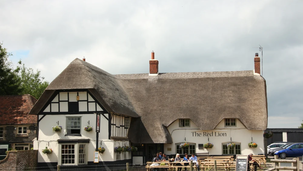 The Red Lion, en Avebury, el único pub del mundo rodeado de piedras neolíticas The Red Lion, en Avebury, el único pub del mundo rodeado de piedras neolíticas