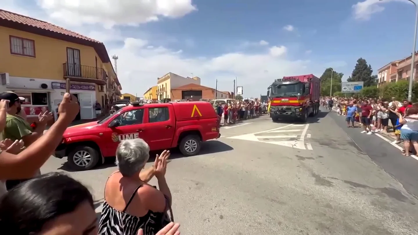 El emotivo homenaje de los vecinos de Niebla a los militares de la UME tras diez días luchando contra el incendio El emotivo homenaje de los vecinos de Niebla a los militares de la UME tras diez días luchando contra el incendio