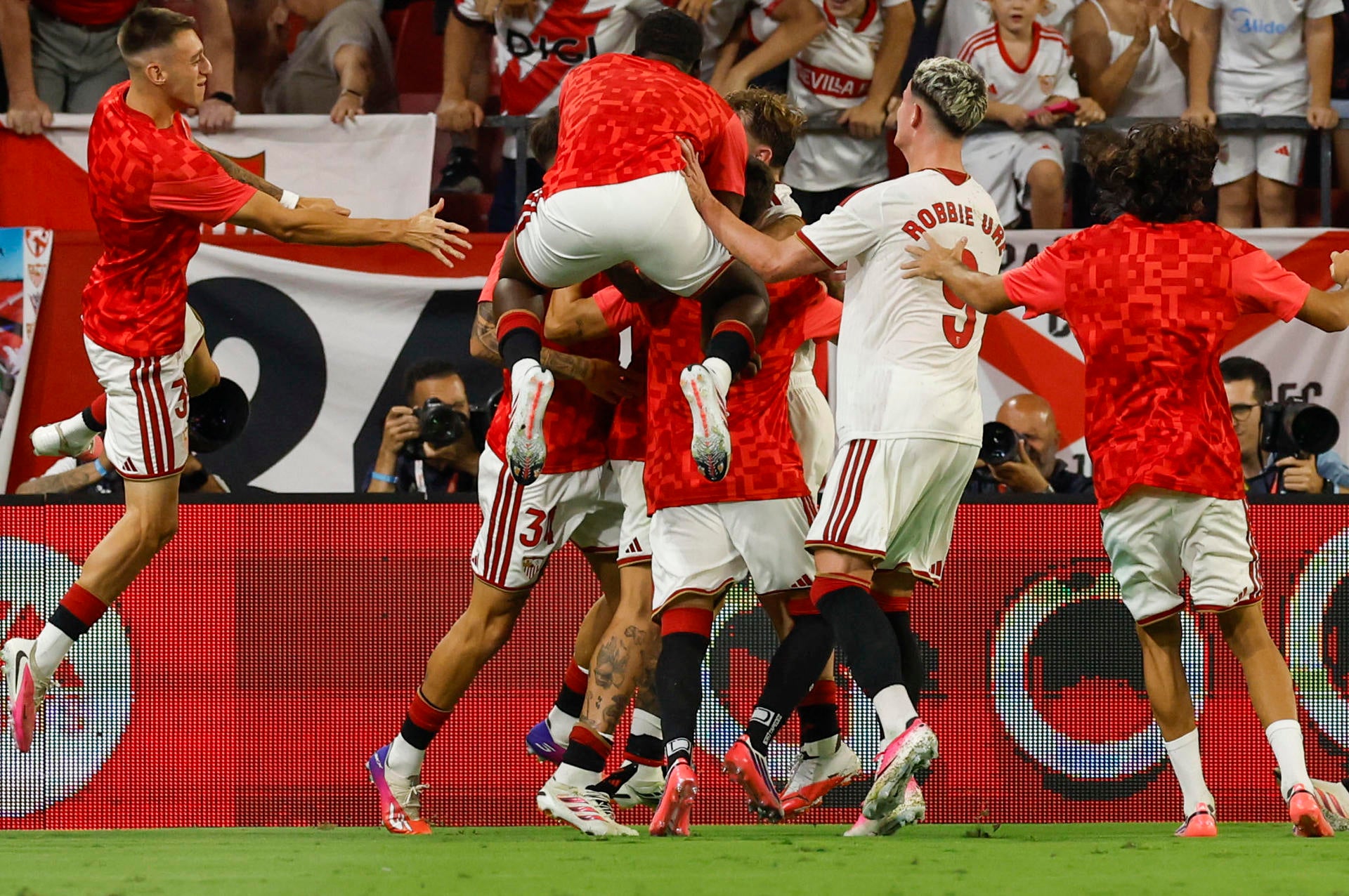 El Sevilla suma tres puntos de oro, brillantes y platino El Sevilla suma tres puntos de oro, brillantes y platino