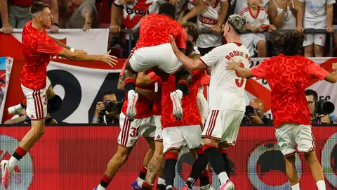 El delantero del Sevilla Gerard Fernández ´Peque´ celebra su gol con sus compañeros durante el partido de la primera jornada de LaLiga que Sevilla FC y Rayo Vallecano disputan hoy sábado en el estadio Ramón Sánchez-Pizjuán. El delantero del Sevilla Gerard Fernández ´Peque´ celebra su gol con sus compañeros durante el partido de la primera jornada de LaLiga que Sevilla FC y Rayo Vallecano disputan hoy sábado en el estadio Ramón Sánchez-Pizjuán.