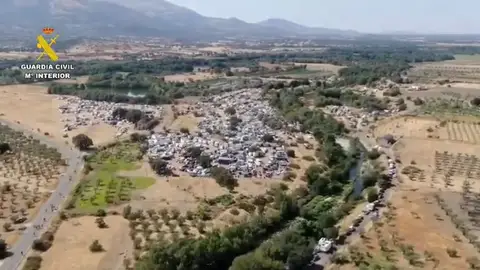La Guardia Civil mantiene activo su dispositivo en torno a la rave ilegal de La Granja a la que asisten unas 3.000 personas La Guardia Civil mantiene activo su dispositivo en torno a la rave ilegal de La Granja a la que asisten unas 3.000 personas
