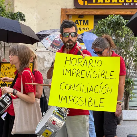 Los trabajadores de prevención de incendios vuelven a protestar ante el Palau