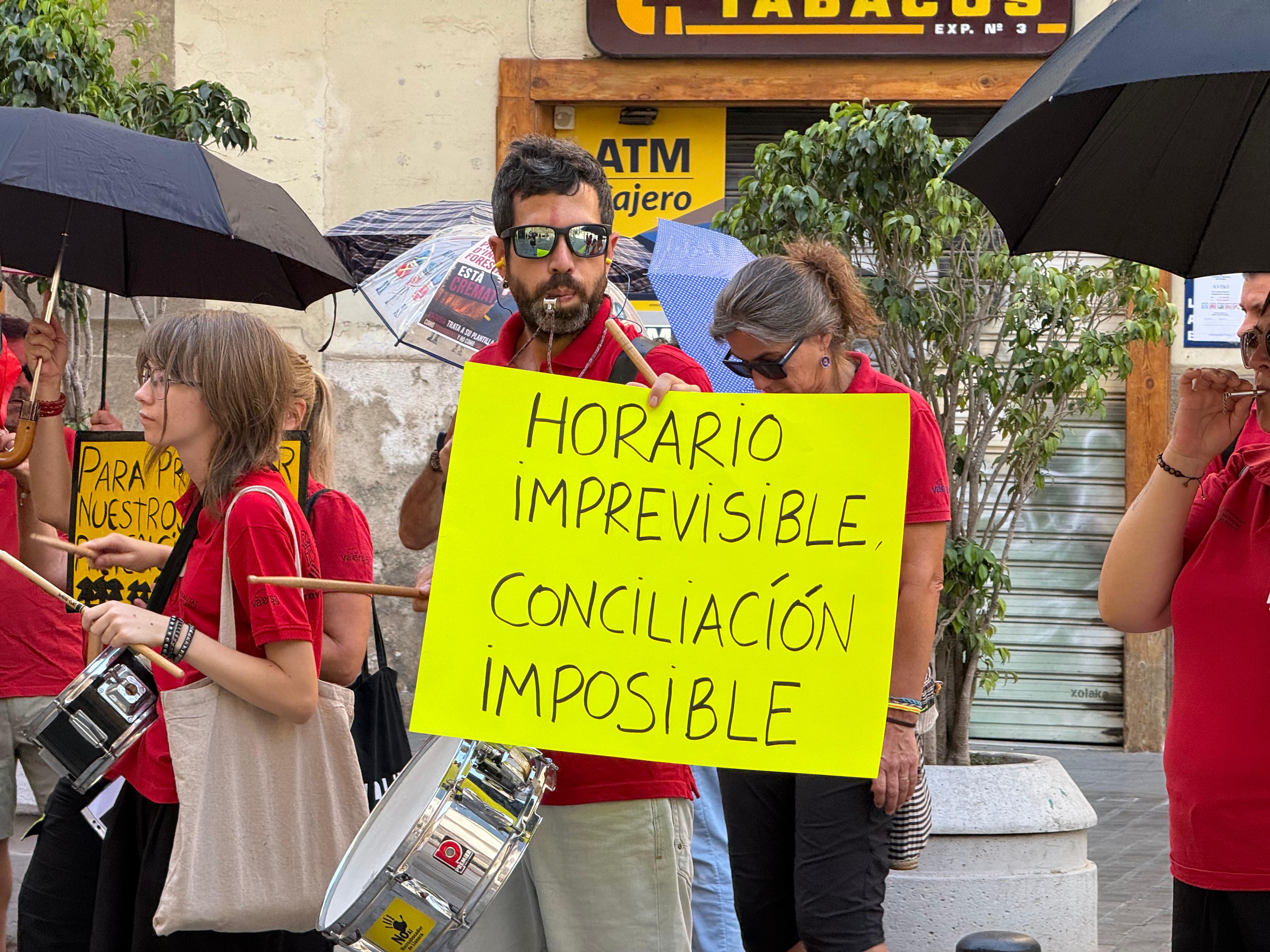 Los trabajadores de prevención de incendios vuelven a protestar ante el Palau Los trabajadores de prevención de incendios vuelven a protestar ante el Palau