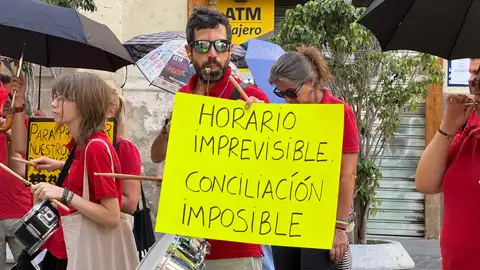 Los trabajadores de prevención de incendios vuelven a protestar ante el Palau Los trabajadores de prevención de incendios vuelven a protestar ante el Palau